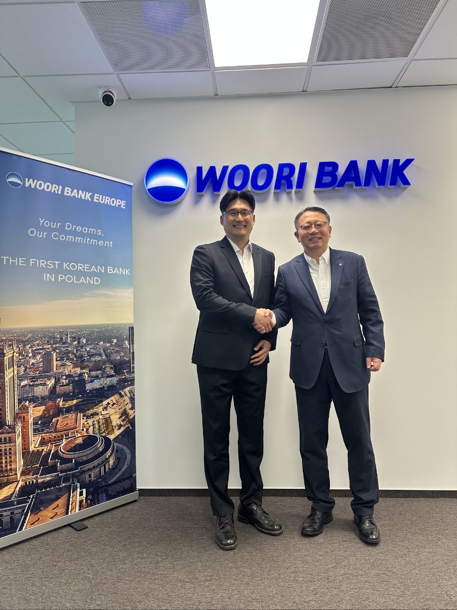 안정환 한국수자원공사 UKR재건추진단장(왼쪽)과 정진완 우리은행 정진완 은행장이 7일(현지시간) 폴란드에서 미팅을 가진 뒤 악수를 나누고 있다. 사진=우리금융지주