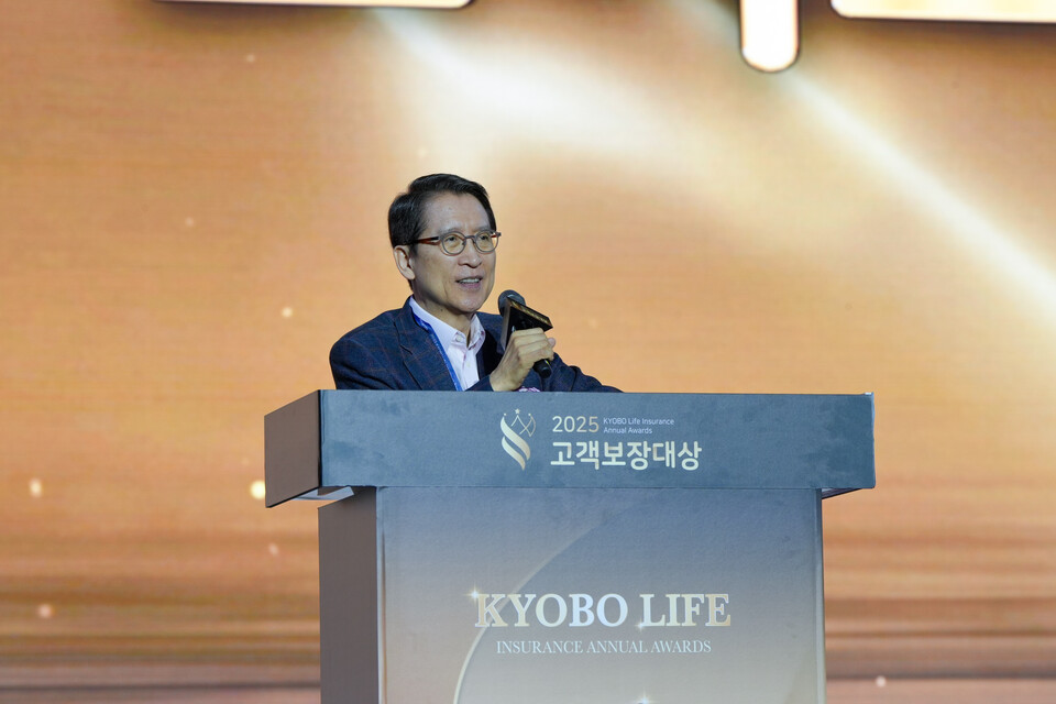 신창재 교보생명 대표이사 겸 이사회 의장이 9일 인천 연수구 송도컨벤시아에서 열린 ‘2025 고객보장대상 시상식’에서 격려사를 통해 고객보장에 힘쓴 컨설턴트들에게 감사와 응원을 전하고 있다. 사진=교보생명