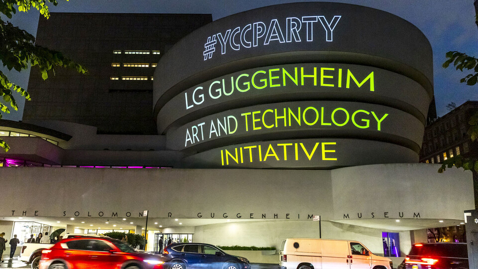 구겐하임미술관 외벽에 LG구겐하임아트앤드테크놀로지이니셔티브 발족을 알리는 프로젝션 매핑이 적용돼 있다. 사진=LG그룹