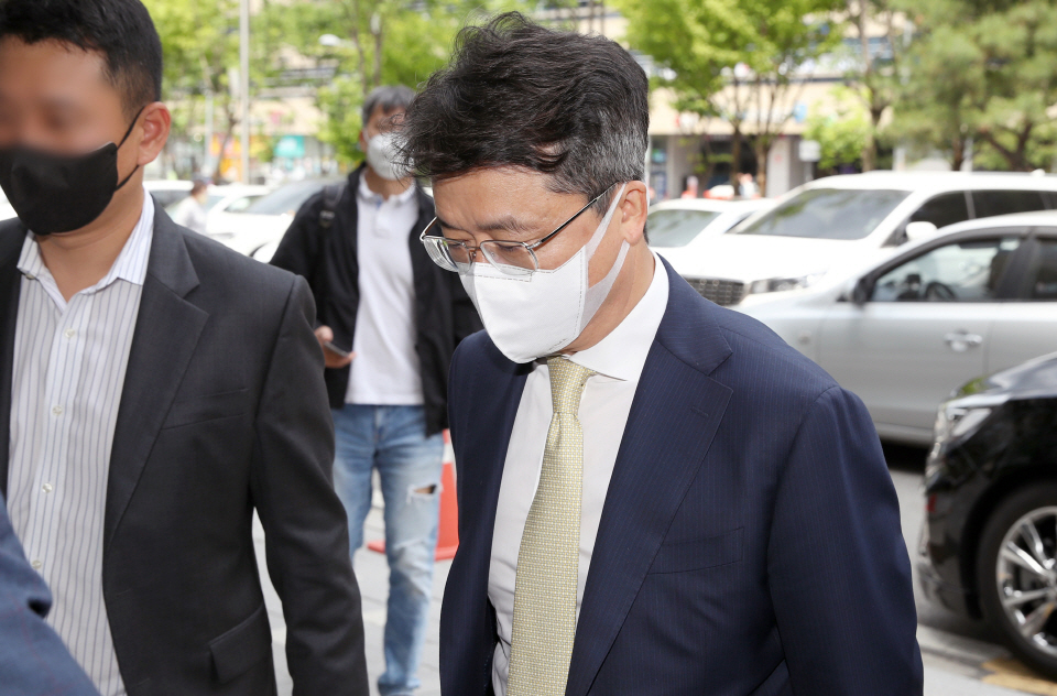 공금 유용 의혹으로 경찰 수사를 받아온 종합외식기업 bhc의 박현종(62) 전 회장이 검찰에 넘겨졌다. 사진=연합뉴스