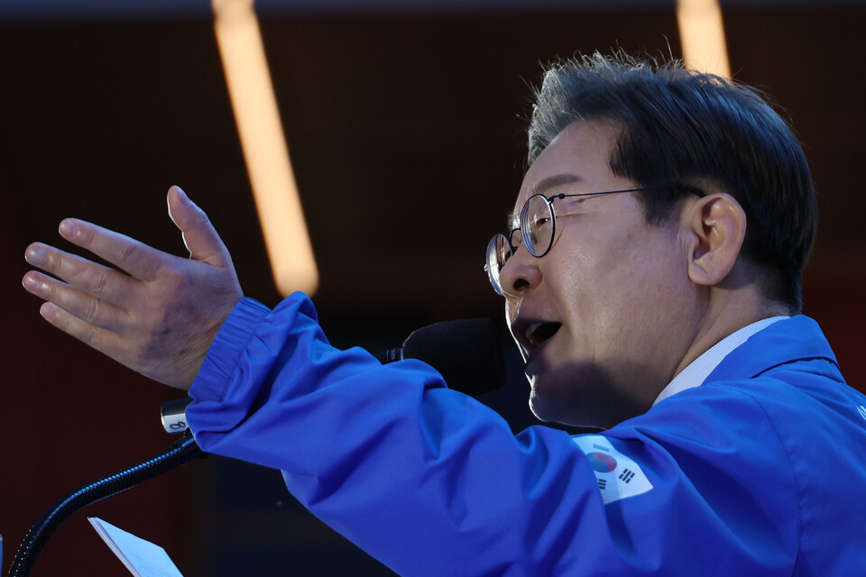 더불어민주당 이재명 대선 후보가 13일 울산광역시 롯데백화점 울산점 광장에서 지지를 호소하고 있다.  사진=연합뉴스