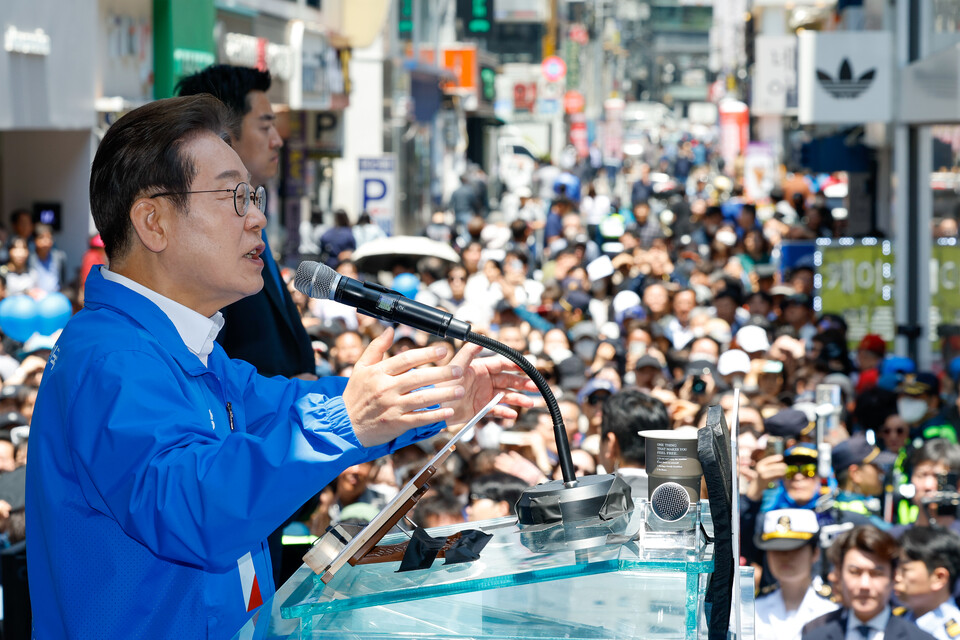 더불어민주당 이재명 대선 후보가 14일 부산 부산진구 서면 젊음의 거리에서 열린 유세에서 지지를 호소하고 있다. 사진=연합뉴스
