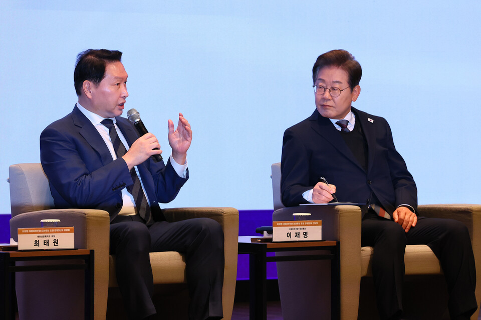 최태원 대한상의 회장이 8일 서울 중구 대한상공회의소에서 열린 이재명 더불어민주당 대선후보 초청 경제5단체장 간담회에서 정책 제언을 하고 있다. 사진=연합뉴스