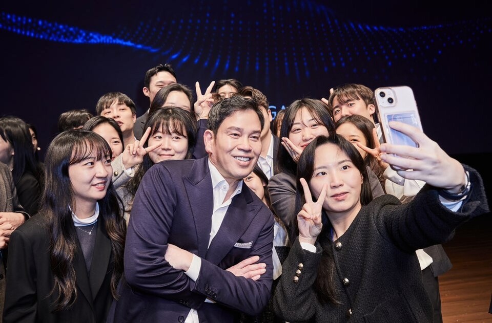 정용진 신세계그룹 부회장이 '신세계 남산'에서 열린 신입사원 수료식에 참석해 신입사원과 셀카를 함께 찍고 있다. 사진=신세계그룹