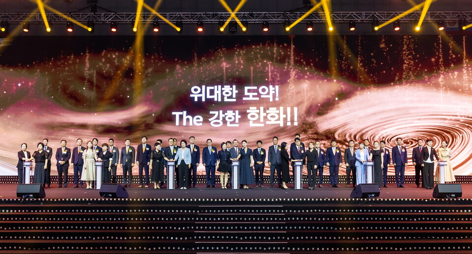 시상식 참석자들이 기념촬영을 하고 있다. 사진=한화생명금융서비스