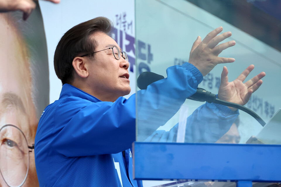 더불어민주당 이재명 대선 후보가 20일 경기 의정부 로데오거리에서 열린 유세에서 시민들에게 지지를 호소하고 있다. 사진=연합뉴스