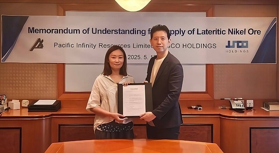 (왼쪽부터)엔씨아 영 홍콩 PIRL 영업부 부사장, 최병화 제이스코홀딩스 부사장이 니켈 원광 공급을 위한 양해각서 체결 이후 기념촬영을 하고 있다. 사진=제이스코홀딩스
