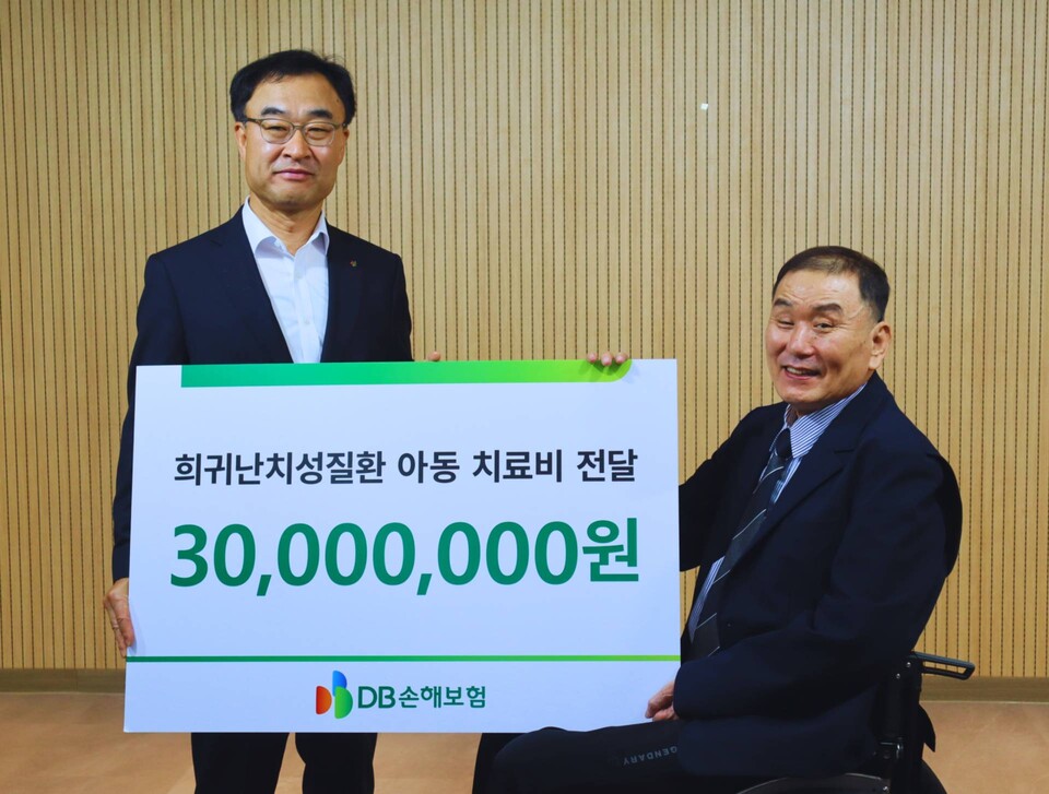 박성식 DB손보 부사장(왼쪽)과 김재학 한국희귀난치성질환연합회장이 15일 서울 서대문구 연희동 한국희귀난치성질환 연합회에서 전달식을 갖고 기념촬영을 하고 있다. 사진=DB손해보험