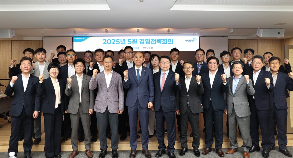 박병희 NH농협생명 대표(앞줄 왼쪽 다섯 번째)와 임직원들이 앞서 19일 서울 본사에서 ‘2025년 5월 경영전략회의’를 실시했다. 사진=NH농협생명
