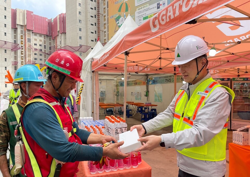혹서기 온열질환 예방 프로그램 행사 사진. 사진=현대건설