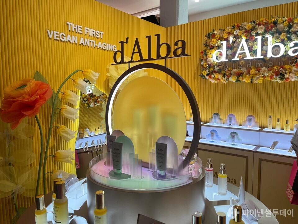 뷰티 브랜드 '달바' 부스에서 제품을 테스트 해 볼 수 있다. 사진=허서우 기자