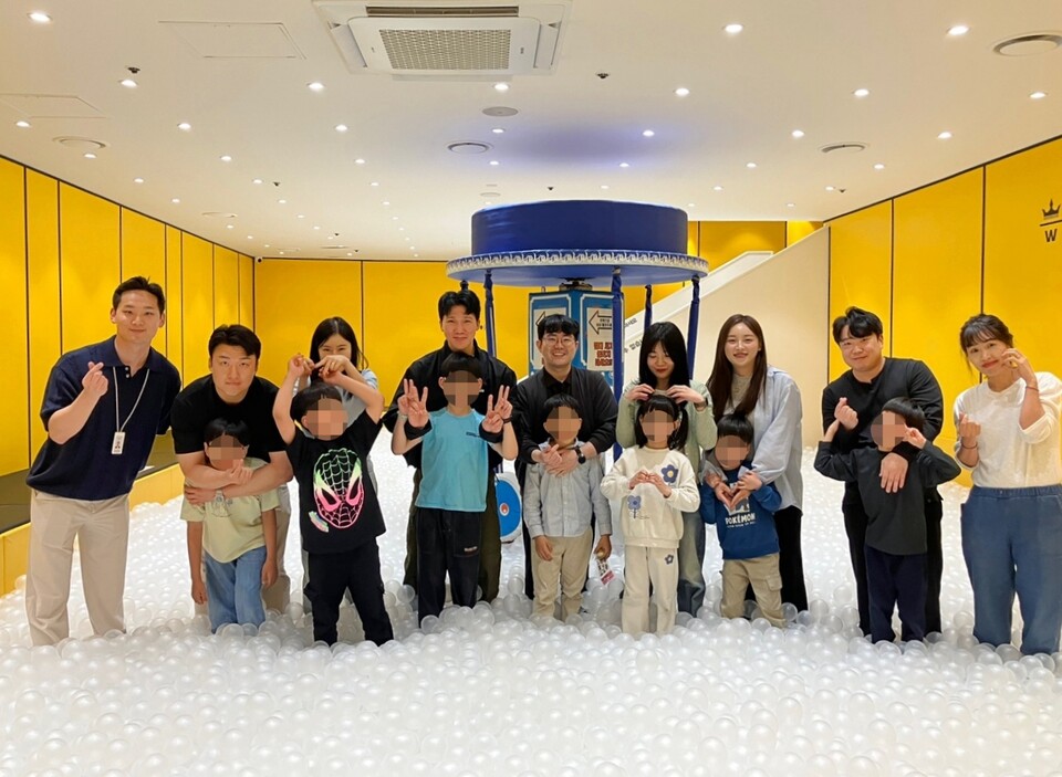 고려아연과 계열사 임직원들이 동명아동복지센터 아동들의 일일 보호자로서 키즈카페 체험 활동을 지원했다. 사진=고려아연