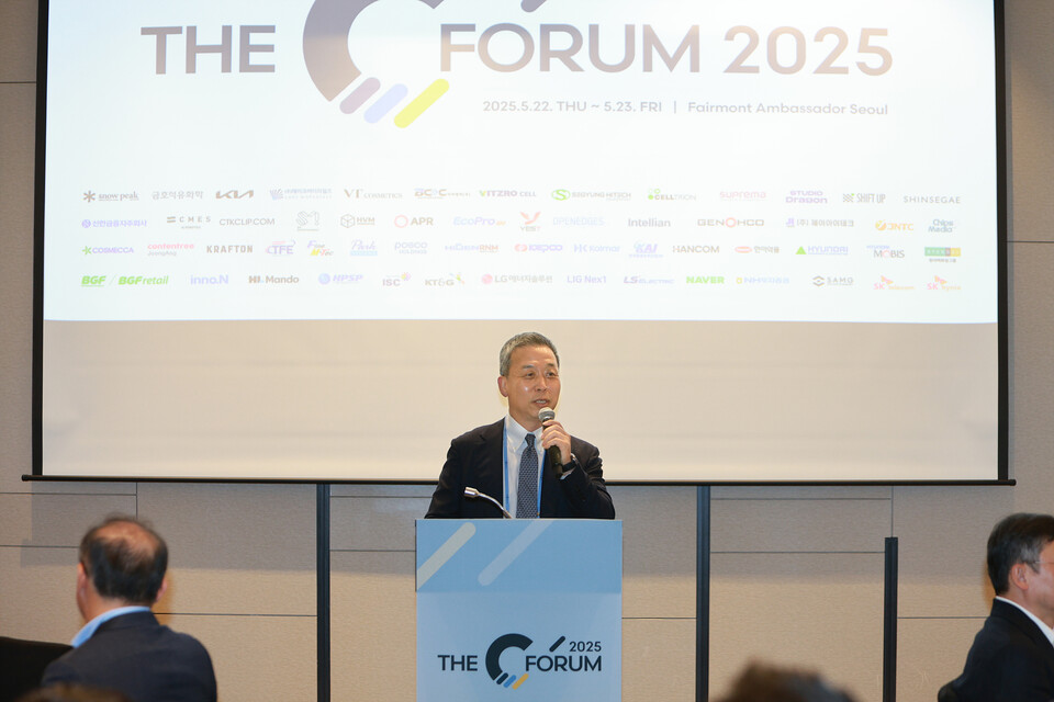 윤병운 NH투자증권 대표가 22일 여의도 페어몬트 앰배서더 서울호텔에서 열린 C포럼에서 인사말을 전하고 있다. 사진=NH투자증권