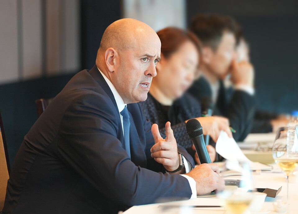 22일 한국투자증권이 개최한 고객 초청 행사에서 하비 슈워츠 칼라일그룹 최고경영자(CEO)가 참석자들과 글로벌 시장 전망에 대해 이야기를 나누고 있다.사진=한국투자증권