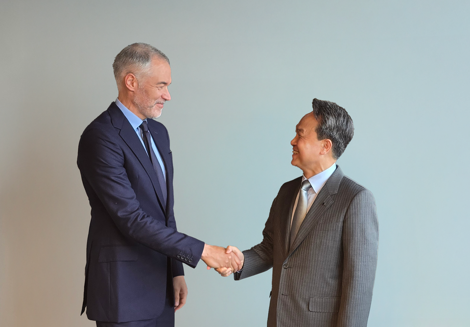 신한금융그룹(회장 진옥동)은 진옥동 회장이 지난 18일부터 일주일간 영국 런던, 독일 프랑크푸르트, 폴란드 바르샤바 등 유럽 주요 거점을 순회하며 현지 기관 투자자를 대상으로 한 IR(투자설명회)을 성공적으로 마쳤다. 20일 영국 런던에서 앤써니 굿맨 골드만삭스 인터내셔널 공동대표(왼쪽)과 진옥동 신한금융 회장이 기념촬영을 하고 있다.