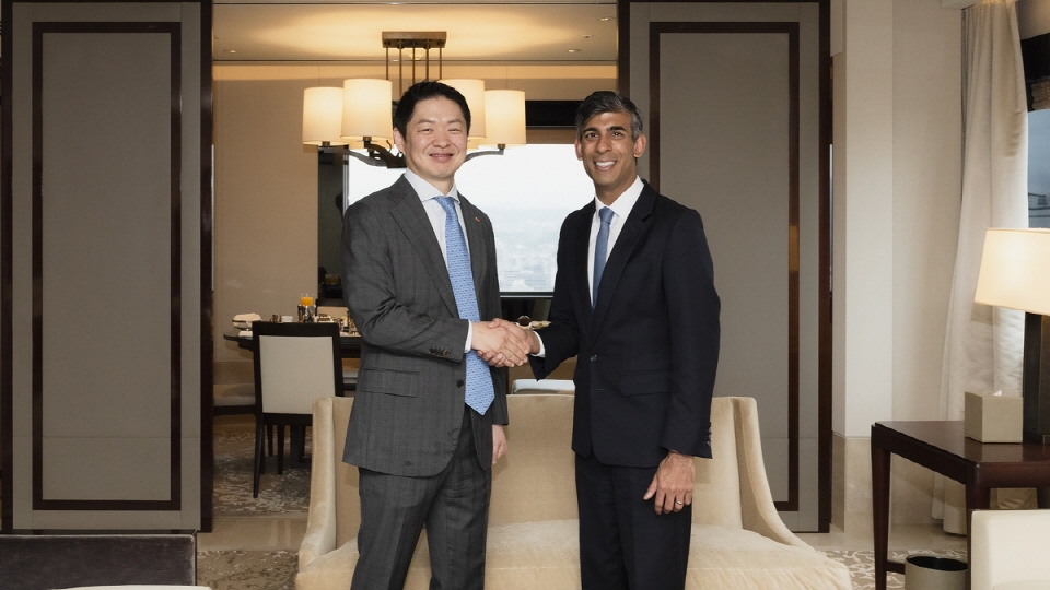 최성환 SK네트웍스 사업총괄 사장(사진 왼쪽)과 리시 수낵 영국 전 총리(오른쪽)이 AI 분야의 협력 가능성과 유럽 진출 전략을 논의했다. 사진=SK네트웍스
