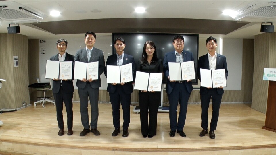 앞서 21일 한국표준협회 퓨처밸류캠퍼스강남에서 열린 2025 서울특별시 품질분임조경진대회에서 수상자들이 기념촬영을 하고 있다. 사진=DB손해보험