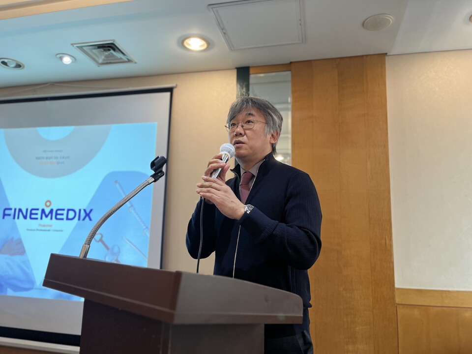 전성우 파인메딕스 대표이사 지난해 서울 여의도 홍우빌딩에서 진행된 기업설명회에서 내시경 시술의 역사에 대해 설명하고 있다. 사진=한경석 기자