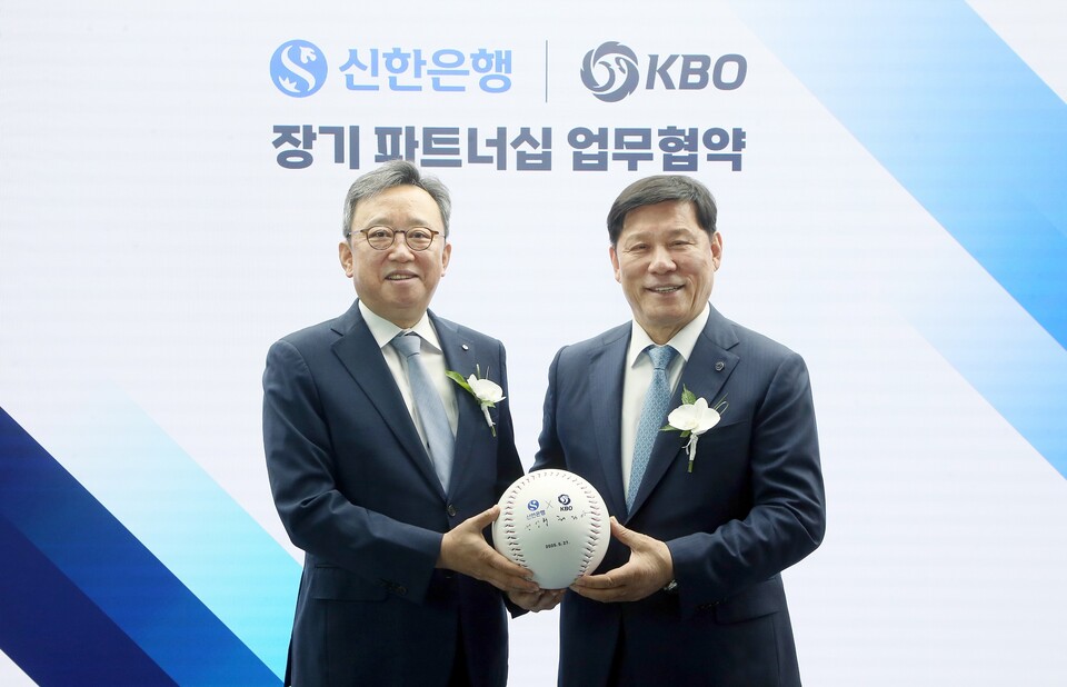 정상혁 신한은행장(왼쪽)과 허구연 KBO 총재가 27일 서울시 강남구 소재 한국야구회관에서 장기 파트너십 강화를 위한 업무협약을 체결하고 기념 사진을 촬영하고 있다. 사진=신한은행