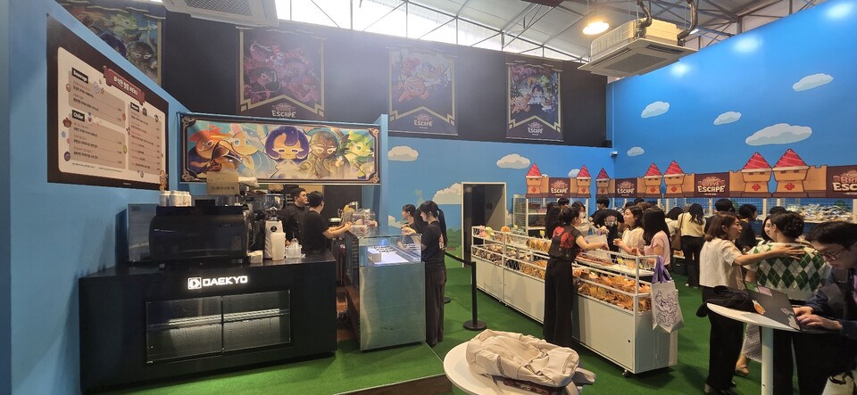 한정판 굿즈를 구입하고 맛있는 식음료도 맛볼 수 있다. 사진=최형주 기자