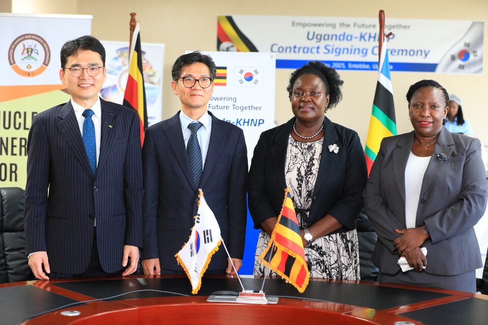 (왼쪽부터) 임승열 한수원 사업개발처장, 박성수 주우간다 한국대사, 루스 난카비르와 쎈타무, Ruth Nankabirwa Ssentamu 우간다 에너지광물자원개발부장관, 그레이스, Grace Tusiime 우간다 에너지광물자원개발부 국장. 사진=한국수력원자력