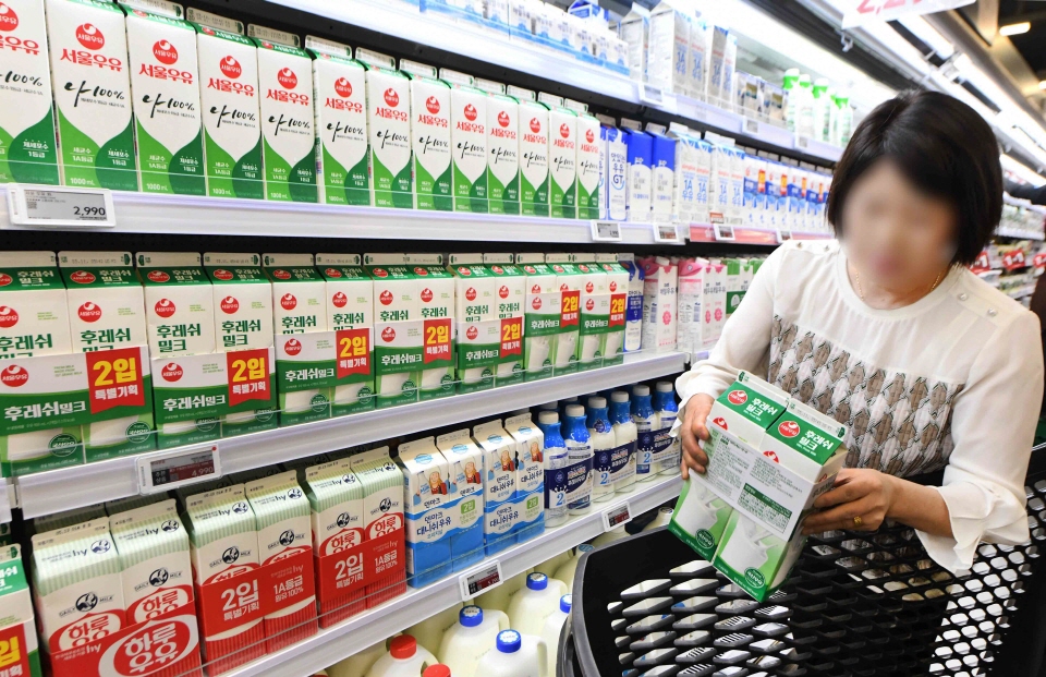 홈플러스가 지난 3월 20일부로 일시 중단되었던 서울우유 납품이 2일 재개됐다고 밝혔다. 사진은 이날 홈플러스 메가 푸드 마켓 강서점에서 고객이 서울우유를 구매하는 모습. 사진=홈플러스