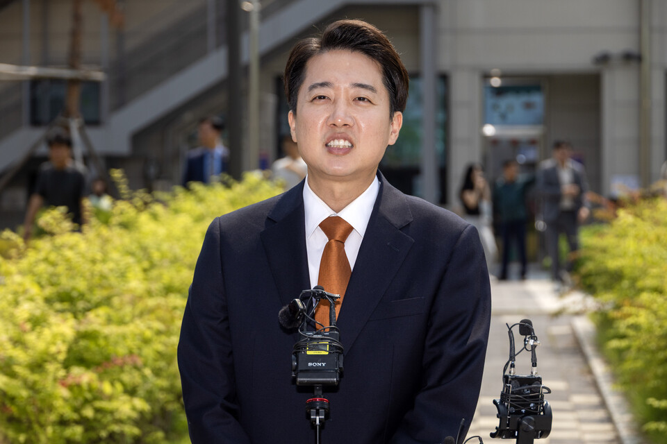 개혁신당 이준석 대선 후보가 제21대 대통령선거 사전투표 첫날인 29일 경기도 화성시 동탄9동 행정복지센터에 마련된 투표소에서 투표를 마친 후 백브리핑하고 있다. 사진=연합뉴스