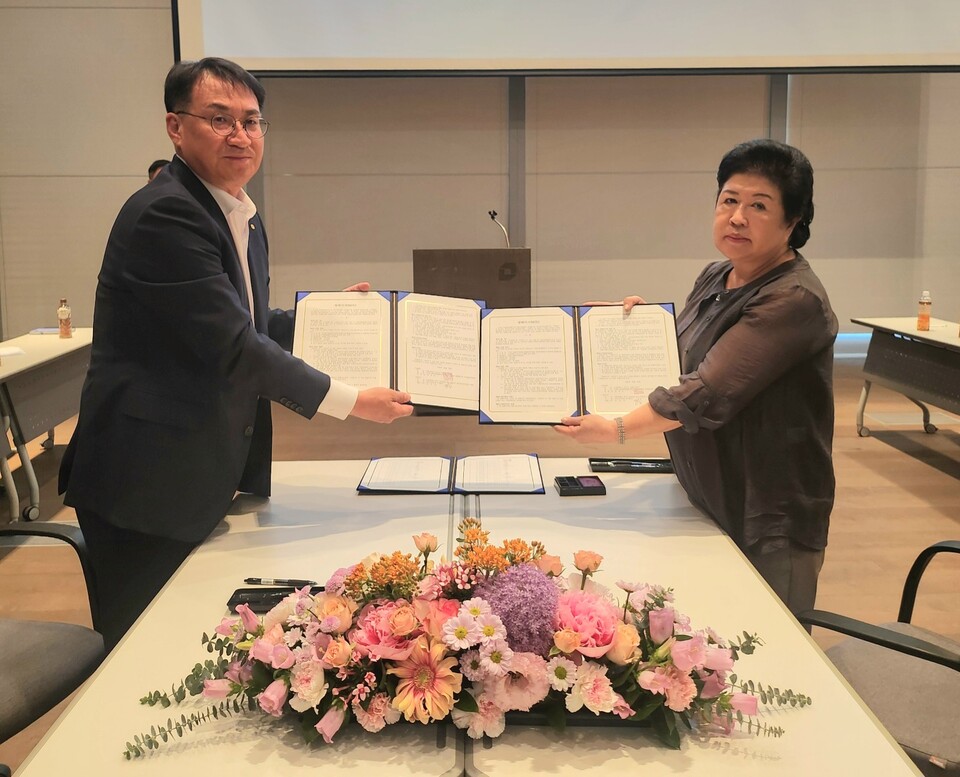 김송규 대신자산신탁 대표이사(왼쪽)과 윤명숙 후암특별계획구역 6획지 재개발사업 추진준비위원장이 업무협약을 맺고 사진을 촬영하고 있다. 사진=대신증권