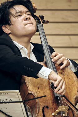 첼리스트 한재민이 26일 오후 서울 용산구 리움미술관 지하 2층 강당에서 연주를 하고 있다. 사진 속 첼로가 삼성뮤직펠로우십을 통해 대여한 1697년산 조반니 그란치노다. (2023.08.26) 사진=삼성문화재단