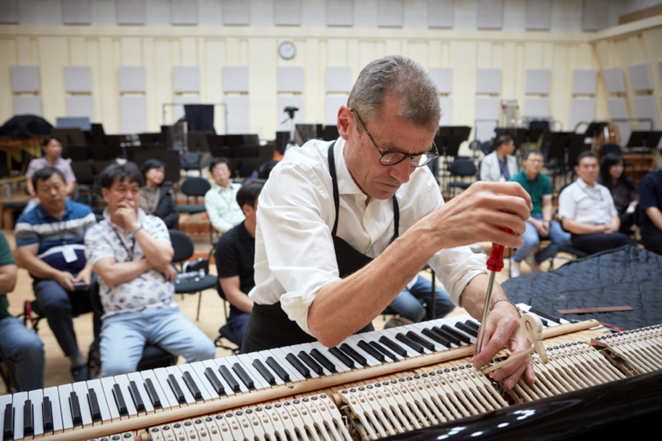 울리히 게르하르츠 스타인웨이 영국 지사장이 30일 서울 종로구 세종문화회관에서 열린 삼성문화재단 국내 피아노 조율사 심화 교육 과정에서 조율 과정을 시연하고 있다. (2024.08.30) 사진=삼성문화재단