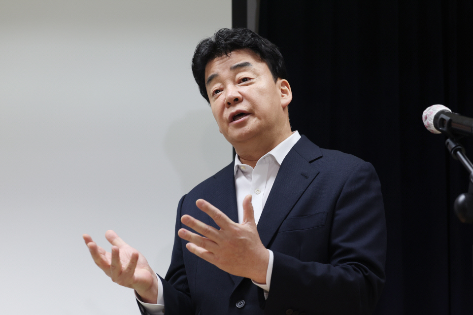 백종원 더본코리아 대표가 28일 서울 서초구 스페이스쉐어 강남역센터에서 열린 첫 정기 주주총회를 마친 뒤 언론 앞에서 입장 표명 및 질의응답 시간을 갖고 있다. 사진=연합뉴스