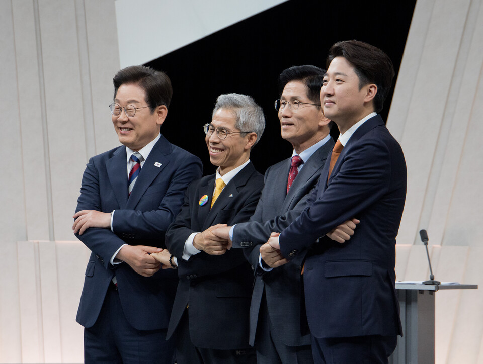 더불어민주당 이재명·민주노동당 권영국·국민의힘 김문수·개혁신당 이준석 대선 후보가 27일 서울 마포구 상암동 MBC 스튜디오에서 진행된 정치 분야 TV토론회에 앞서 포즈를 취하고 있다. 사진=연합뉴스