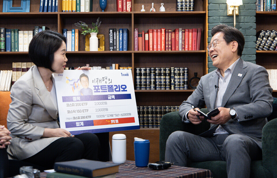 이재명 당선인이 지난 28일 서울 강남구의 한 스튜디오에서 열린 K-이니셔TV '1400만 개미와 한배 탔어요' 유튜브 라이브에서 발언하고 있다. 사진=연합뉴스