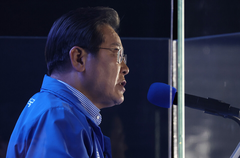 더불어민주당 이재명 대통령 당선인이 선거를 하루 앞둔 2일 서울 여의도공원 마지막 유세에서 '빛의 혁명' 완성을 위한 승리에 대한 연설을 하고 있다. 사진=연합뉴스