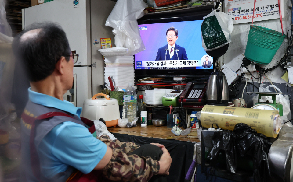 3일 서울의 한 대형마트를 찾은 시민들이 장을 보고 있다. 사진=연합뉴스