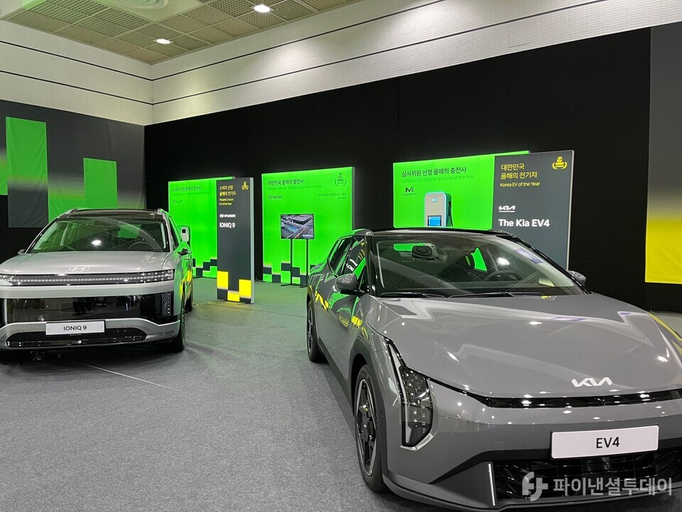(왼쪽부터) 현대차 아이오닉9, 기아 EV4. 사진=허서우 기자