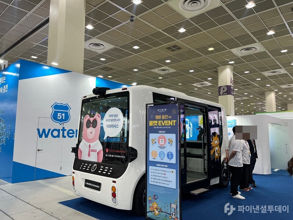 롯데이노베이션의 자회사 이비스이스가 개발한 ‘B형 자율주행셔틀’. 사진=허서우 기자