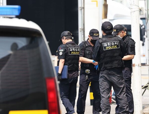 경찰이 지난달 7일 경기도 시흥시 SPC삼립 시화공장에서 근로자가 기계에 끼어 숨진 사고 관련 합동감식을 준비하고 있다. 사진=연합뉴스