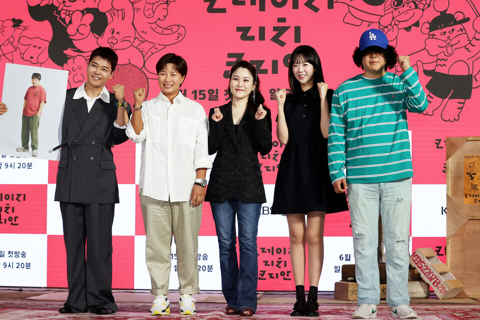 10일 오전 서울 영등포구 KBS 별관 TS-B에서 열린 KBS2 ‘크레이지 리치 코리안’ 제작발표회에서 PD와 출연진이 포즈를 취하고 있다. 왼쪽부터 방송인 전현무, 박세리 전 감독, 지휘자 겸 첼리스트 장한나, 배우 지예은, 이창수 PD. (2025.6.10) 사진=연합뉴스