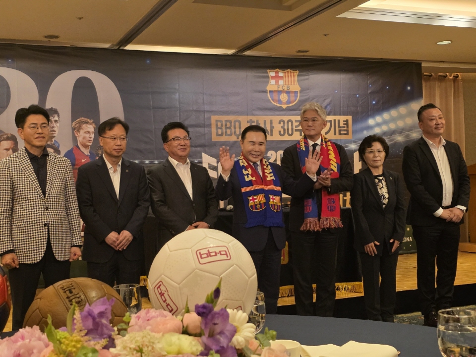 윤홍근 제너시스BBQ 그룹 회장(사진 왼쪽에서 4번째)을 비롯한 임직원이 인사하고 있다. 사진=신용수 기자