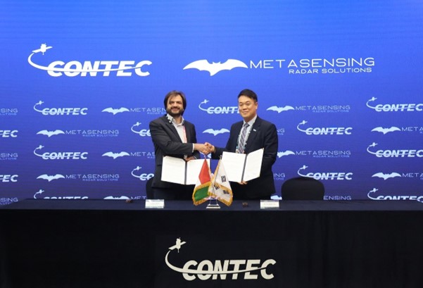 아드리아노 메타 메타센싱 대표이사와 이성희 AP위성 및 컨텍 대표이사가 업무협약을 체결하고 기념사진을 촬영하고 있다. 사진=컨텍