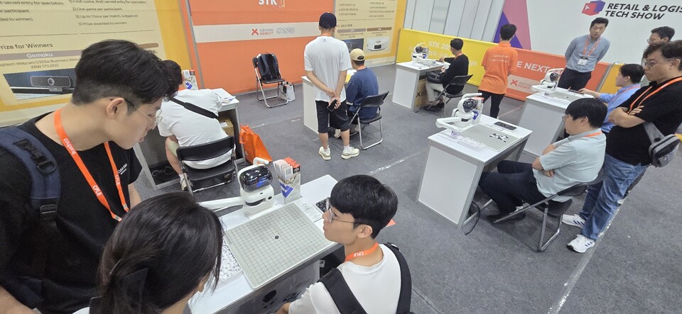 로봇과 직접 바둑, 오목을 둘 수도 있다.