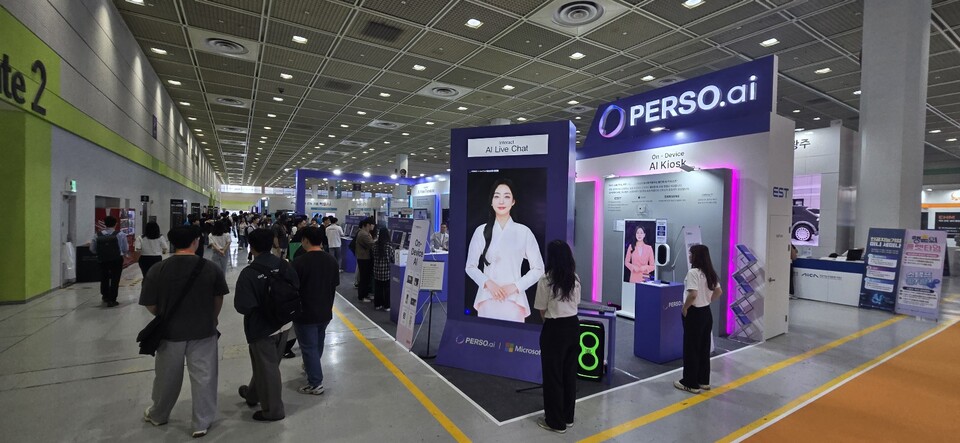 이스트소프트의 부스에선 여성의 모습을 한 아나운서 AI와 직접 대화할 수 있다.