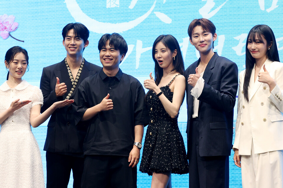 11일 오후 서울 구로구 더세인트웨딩에서 열린 KBS2 ‘남주의 첫날밤을 가져버렸다’ 제작발표회에서 PD와 배우들이 포즈를 취하고 있다. 왼쪽부터 배우 권한솔·옥택연, 이웅희 PD, 배우 서현·서범준·지혜원. (2025.6.11) 사진=연합뉴스