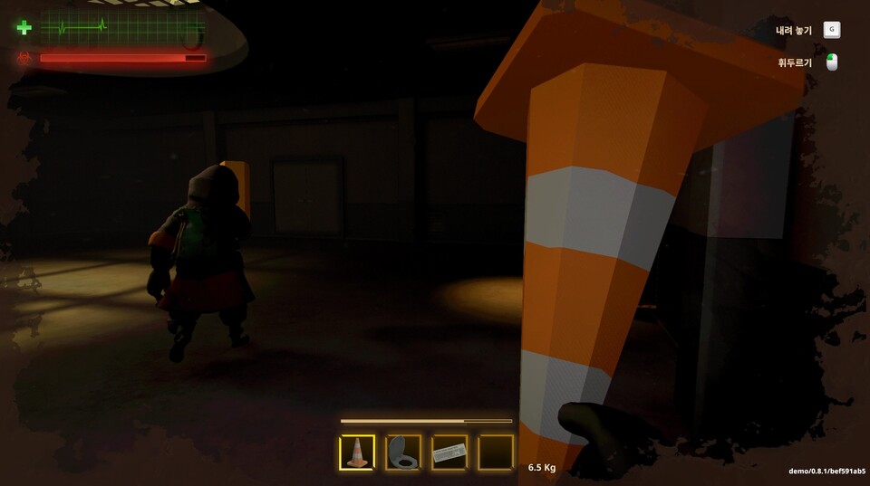 수집한 스크랩을 들고 건물의 출구를 찾고 있다. 