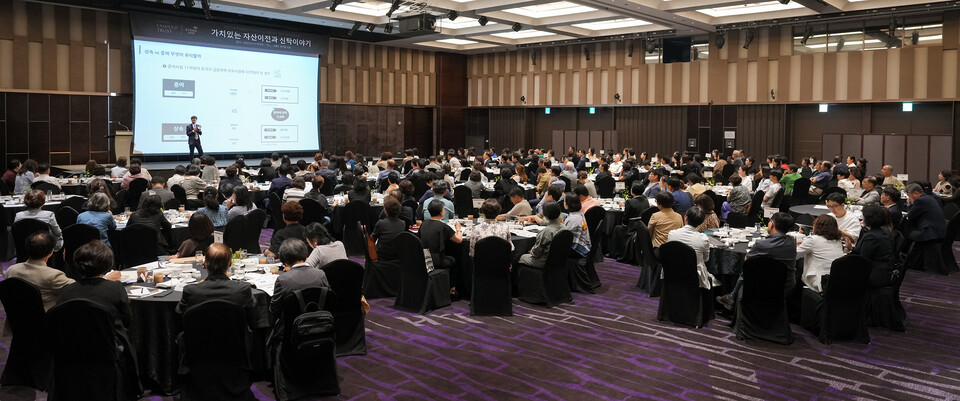 앞서 11일 서울 광진구 그랜드 워커힐 서울에서 열린 ‘2025 교보 패밀리 앤 트러스트 세미나’에서 양민수 교보생명 세무사가 현명한 자산 이전 방안에 대해 강연하고 있다. 사진=교보생명