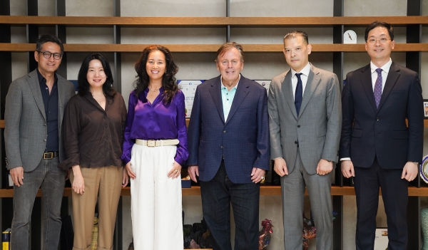 한정호 SK증권 글로벌사업부 대표(왼쪽에서 다섯번째)와 리처드 케슬러 케슬러 컬렉션 회장(왼쪽에서 네번째)가 투자 협력 방안을 논의한 뒤 기념 사진을 촬영하고 있다. 사진=SK증권