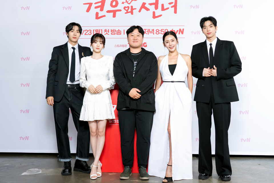 17일 오후 온라인으로 열린 tvN ‘견우와 선녀’ 제작발표회에서 감독과 배우들이 포즈를 취하고 있다. 왼쪽부터 배우 추영우·조이현, 김용완 감독, 배우 추자현·차강윤. (2025.6.17) 사진=tvN