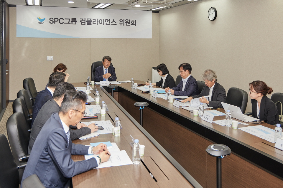 16일 서울 양재동 SPC1945 사옥에서 SPC 컴플라이언스 위원회가 발족식을 갖고 첫 회의를 진행하고 있다. 가운데가 김지형 위원장. 사진=SPC그룹