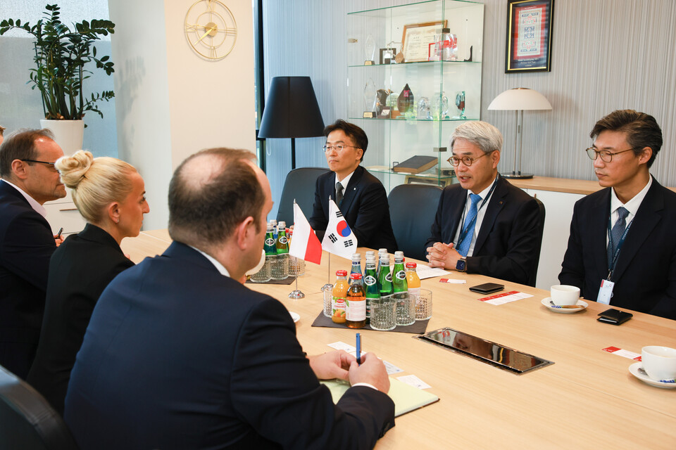 윤희성 수은 행장(사진 오른쪽에서 두번째)이 18일(폴란드 현지시간) 바르샤바에서 마르타 포스톨라(Marta Postula) 폴란드개발은행(BGK) 수석부행장과 만나 우리기업의 수출 및 투자 지원을 위한 협업방안 등을 논의했다.사진=한국수출입은행